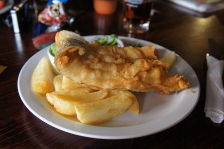 Ceci est un fish and chips servi au pub.
